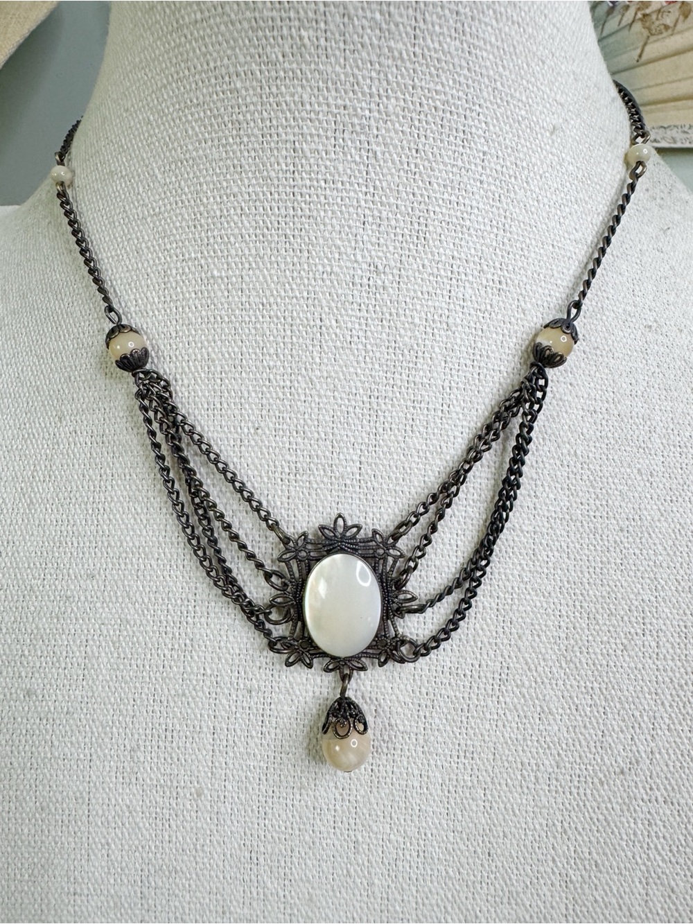 Vintage-Inspired White MOP Pendant Choker Necklace - Y2K 90’s Gothic Lolita